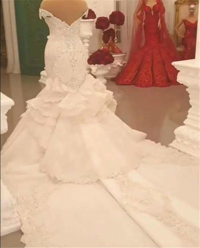 Appliques di lusso abiti da sposa a sirena in pizzo con spalle scoperte in cristallo con volant senza schienale cattedrale treno abito da sposa arabo Dubai