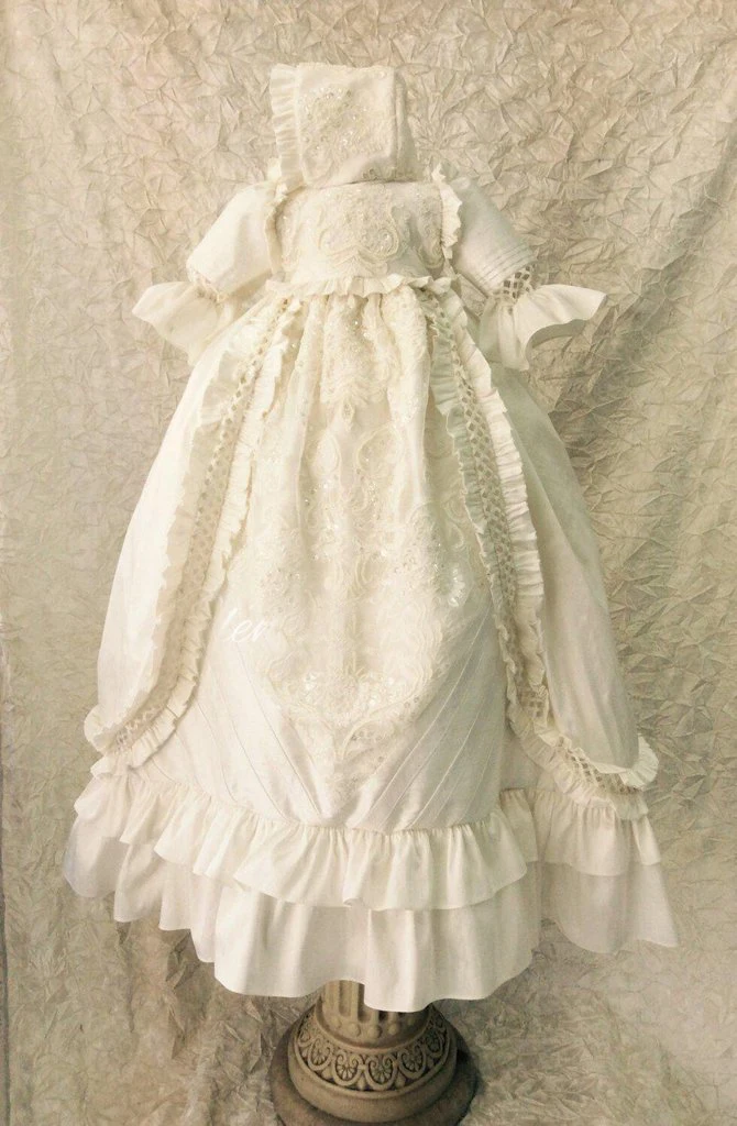 2021 Luxury Sequins Christening Gowns For Cute Baby Girl Lace Flowers Appliqued Pearls Baptism Dresses With Bonnet First Communi