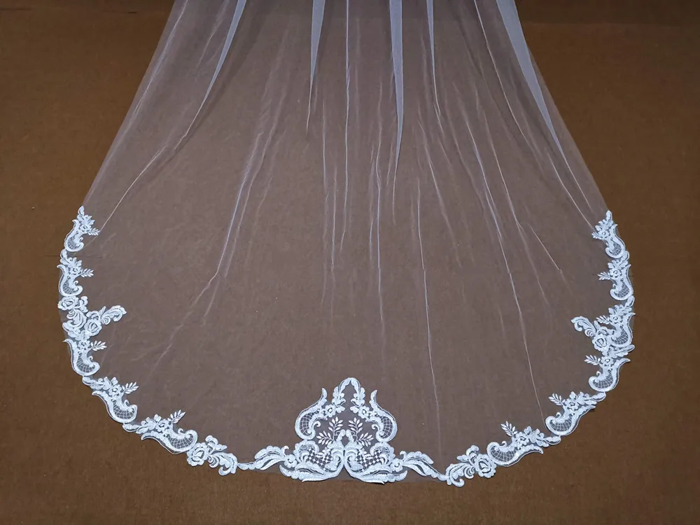 Real Photo 3M Layer Wedding Veil กับหวีขอบลูกไม้สีขาวเจ้าสาวงาช้าง Appliqued Cathedral อุปกรณ์จัดงานแต่งงาน