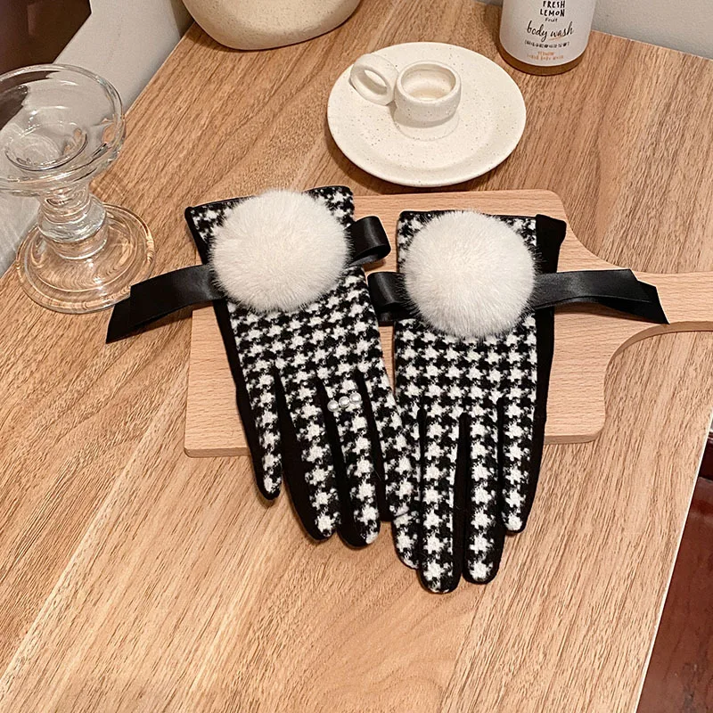 

Women's autumn winter warm plaid fox fur ball wool gloves lady's checked touch screen cashmere glove winter driving glove R3409