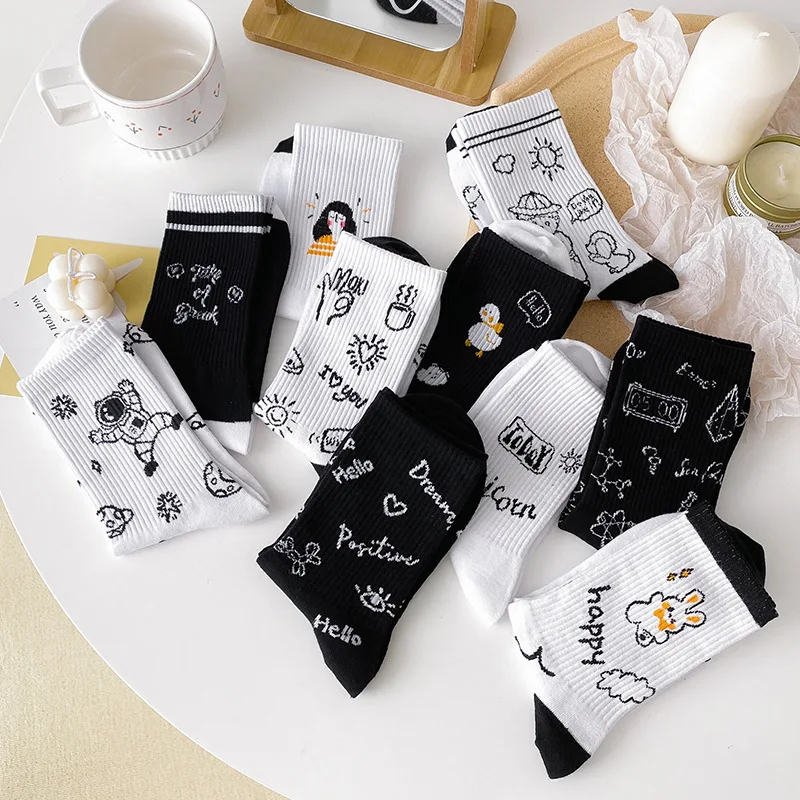 

2021 NEW Korean Style Women Graffiti Letter Socks Tube Ins Street Harajuku Socks White Socks Men Basketball Socks Kawaii Cool