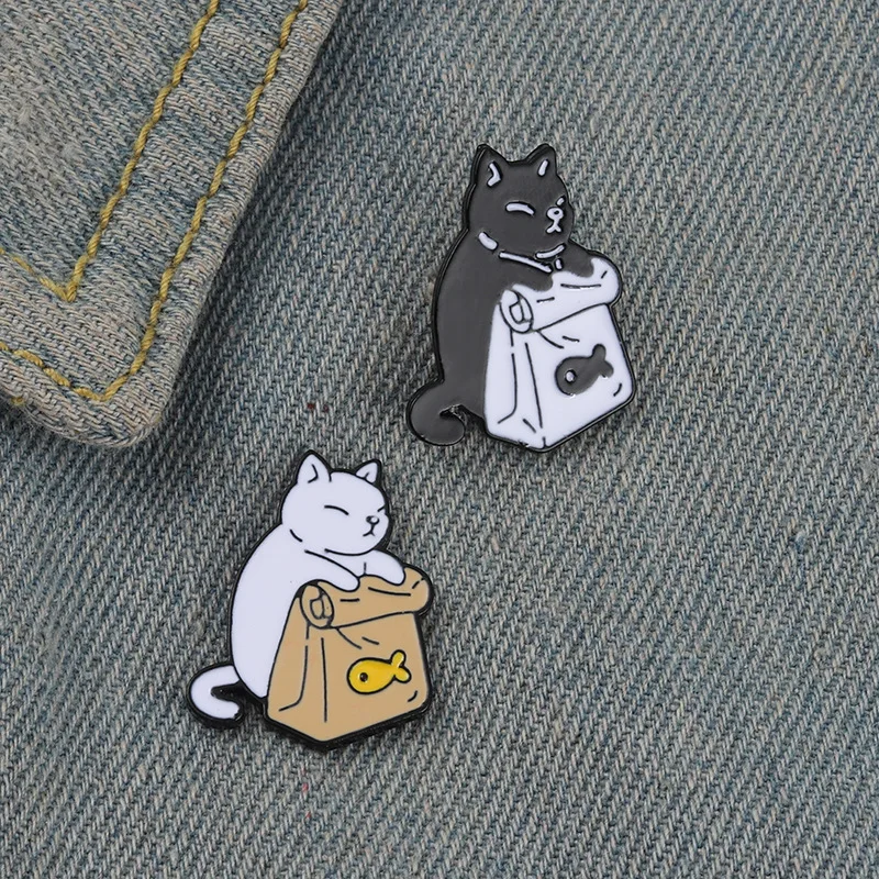 Cartoon alloy cat pin, exquisite design black and white with clothes accessories, enamel brooch, bag decoration badge