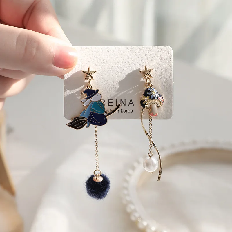 Pendientes de Clip de bruja mágica de dibujos animados japoneses, Bola de Pompón, seta asimétrica, pendientes largos sin Piercing