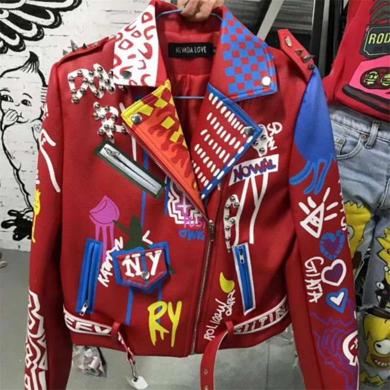 Chaqueta de cuero con remaches y grafiti para mujer, abrigo de manga larga con solapa y cinturón, estilo Punk, color rojo, Y1162, novedad de primavera, 2023