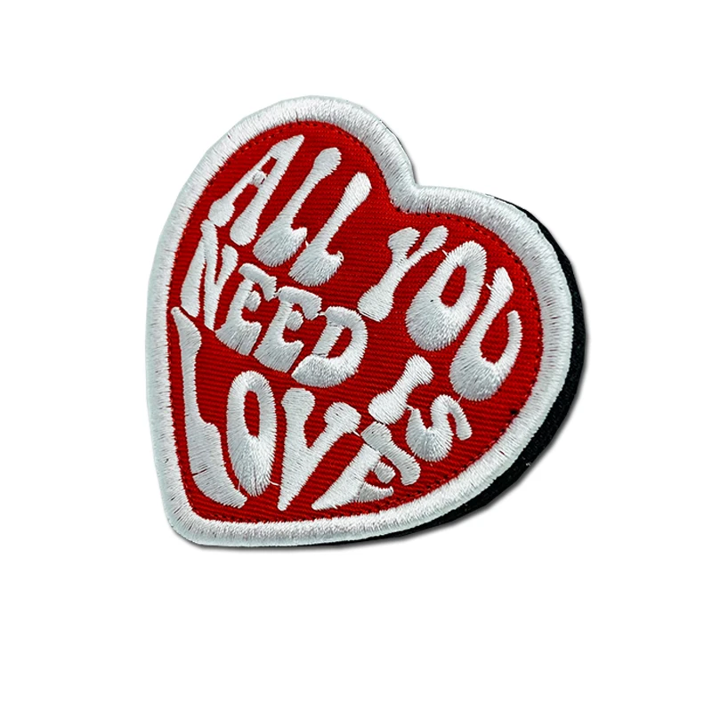 ALL YOU NEED IS LOVE Toppe ricamate di alta qualità Creatività Badge Hook Loop Bracciale 3D Stick sulla giacca Zaino Adesivo