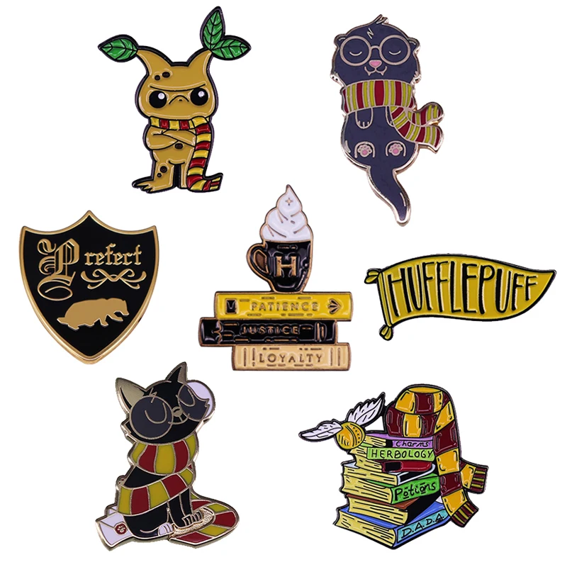 Escuela de mago, la casa más incluida, alfileres de Hufflepuff, dijes mágicos de raíz de mandrake de gato, herbología, lociones, broche de libros de hechizos