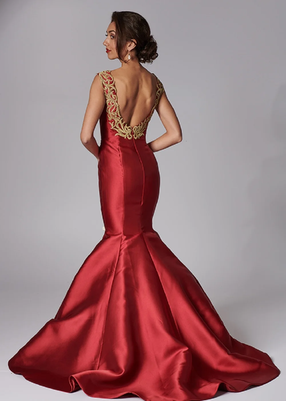 Backless Mermaid abiti da sera Scoop senza maniche Appliques raso guaina Prom Dress Sweep treno abiti da sera