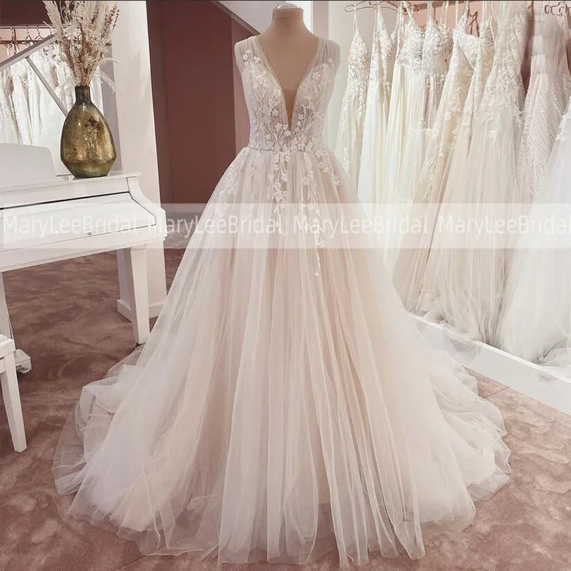 V-Neckline Princess Wedding Dress With Floral Appliques Light Champagne Illusion Buttons Back Tulle Bridal Gowns Customized 2025