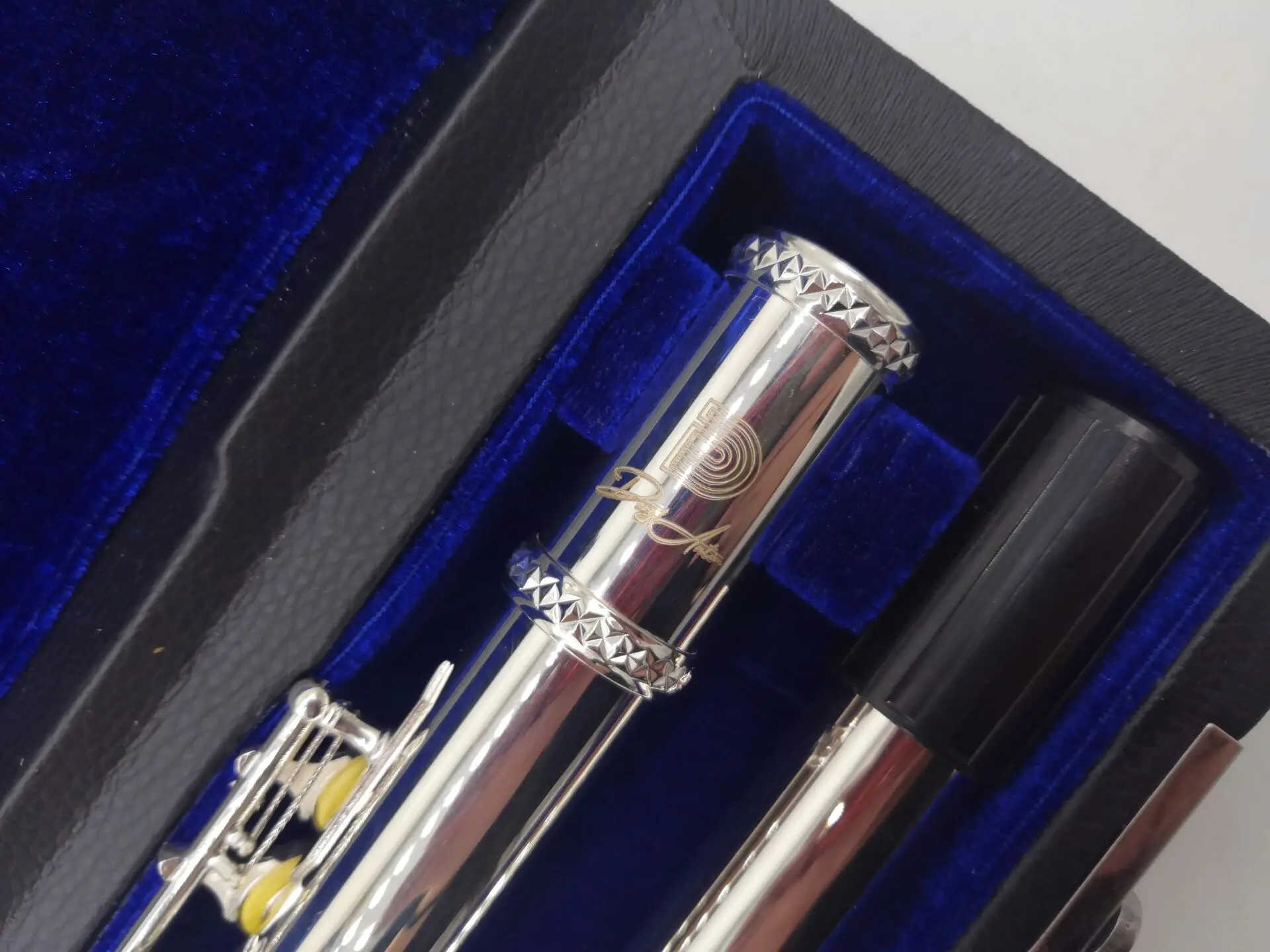 2020 New custom made logo Silver Flute Carved Floral Designs Flutes