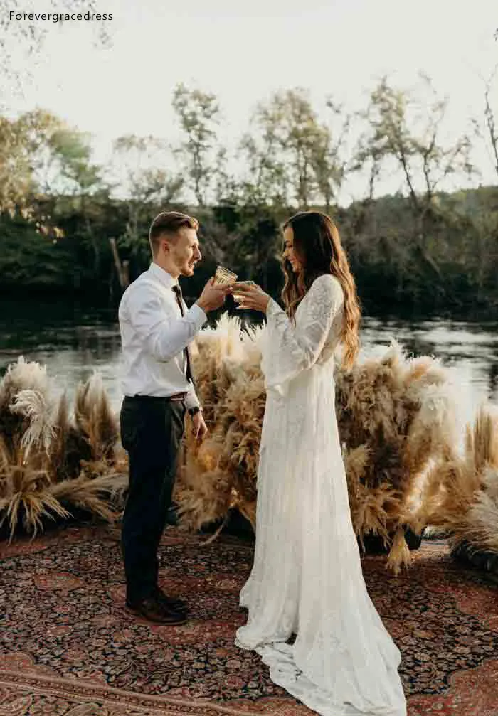 Abiti da sposa in pizzo bohemien da giardino estivo Flare manica lunga scollo a V Split Long Train abiti da sposa campagna