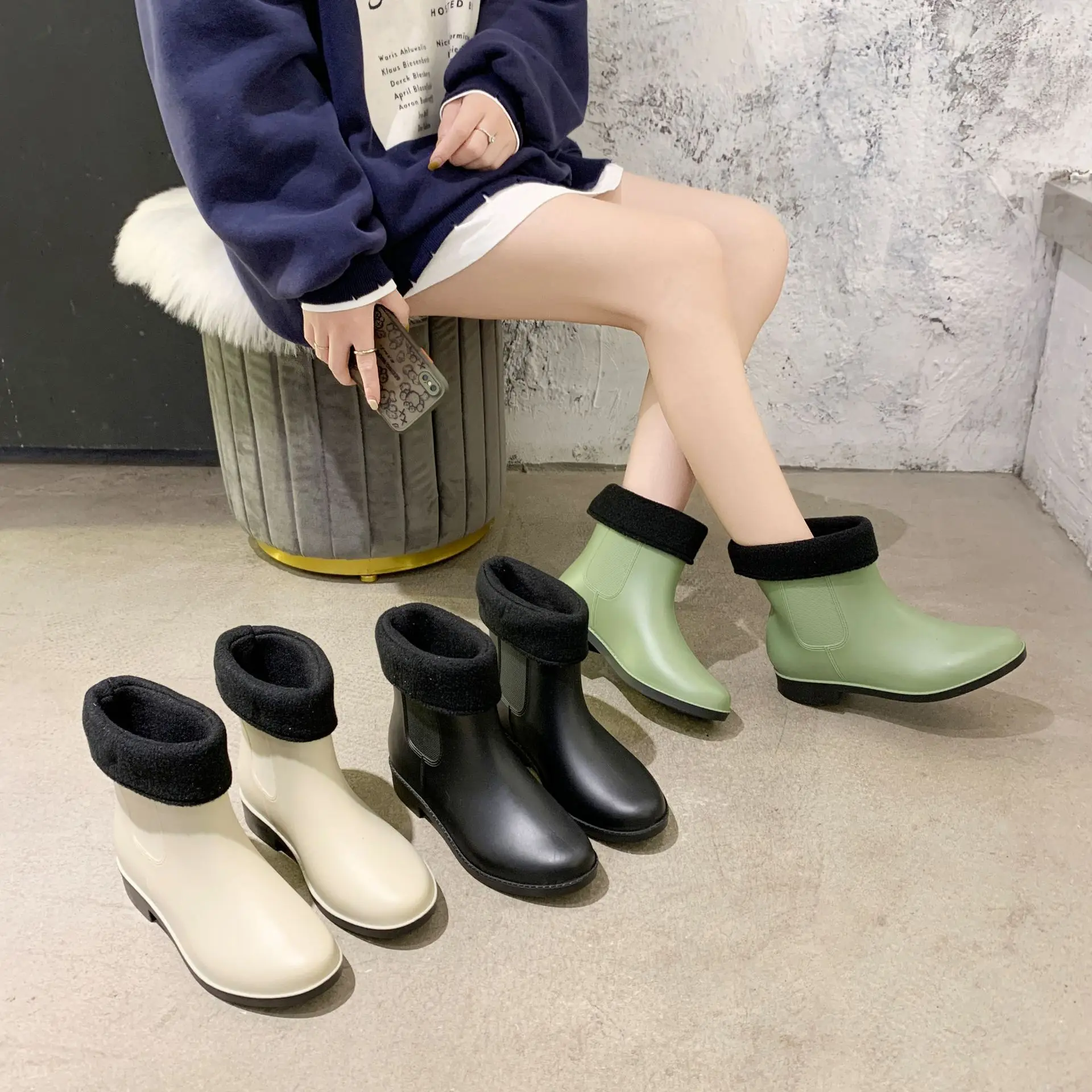 Sepatu Bot Hujan Wanita Mode Anti-selip Tahan Air Wanita Bulu Mewah Flat Platform Musim Dingin Hangat Wanita Sepatu Chelsea Slip On2021