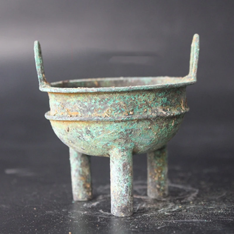 Collection of old Chinese bronzes, retro Han Dynasty, utensils, three-legged tripod, aromatherapy burner, small decorations