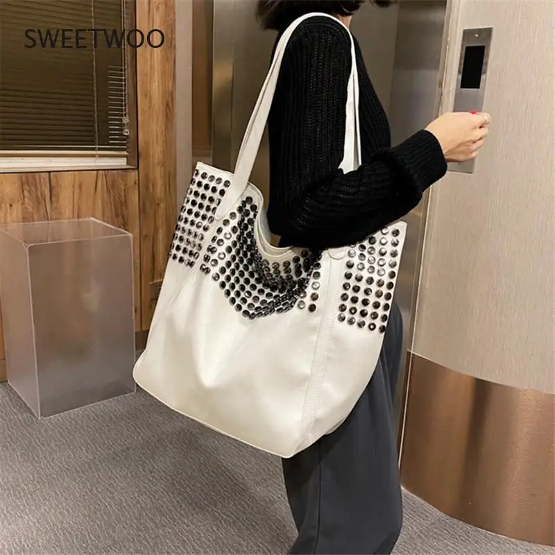 Women\'s Western-style texture large-capacity rivet simple bucket bag match everything fashion 2021