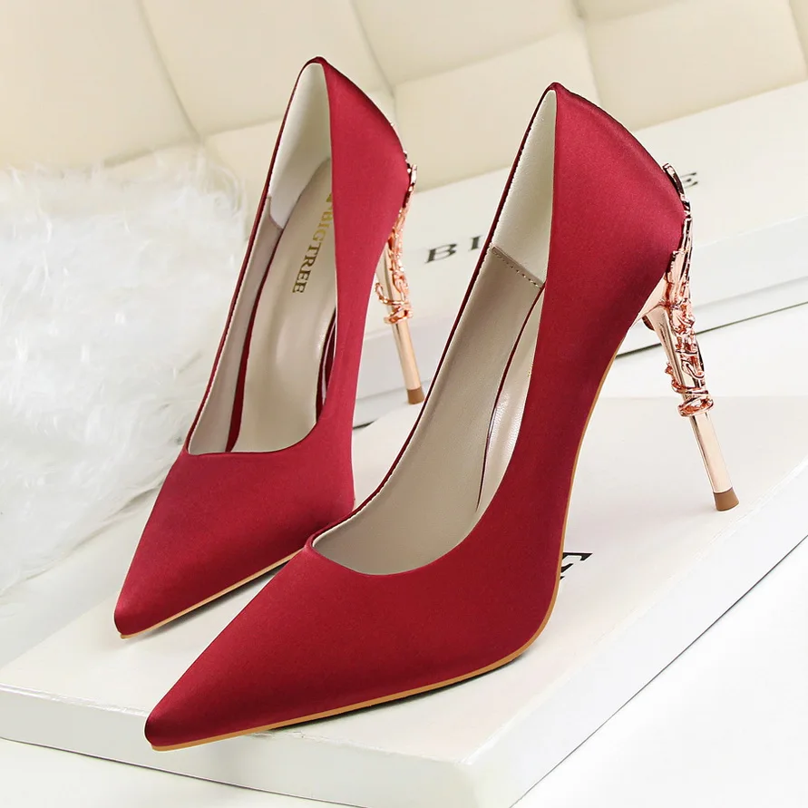 

2025 Luxury 10cm High Heels Woman Metal Carving Heels Silk Dress Pumps Lady Wedding Bridal Scarpin Catwalk Green Burgundy Shoes