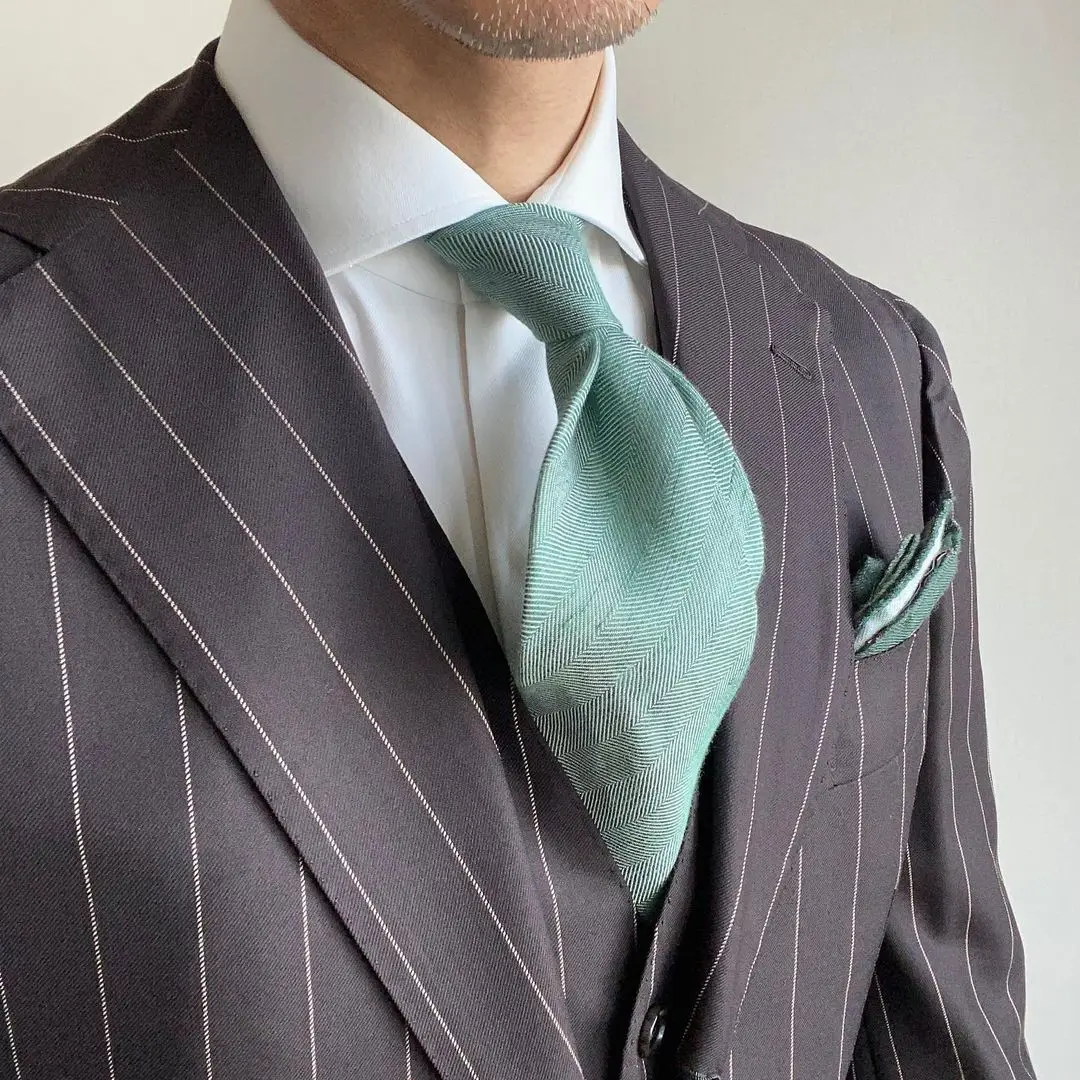 Classic Stripe Mens Tuxedos 3ชิ้น Peaked Lapel เจ้าบ่าวงานแต่งงานชุดสูทอย่างเป็นทางการ Party เอว