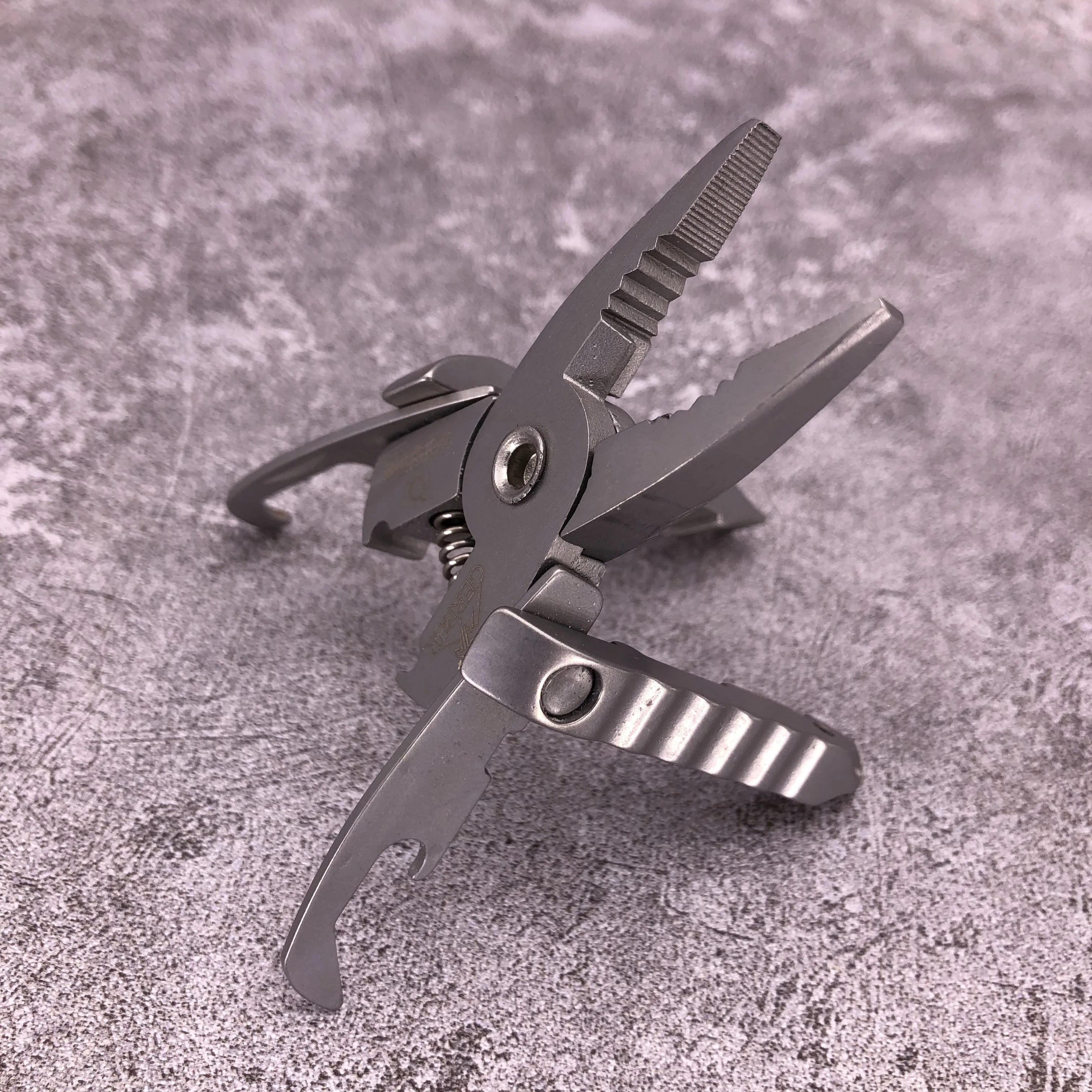 EDC Survival Kit Multifunctional Pliers stainless steel mini Portable Folding Multi Tools for Outdoor Camping Equipment Travel