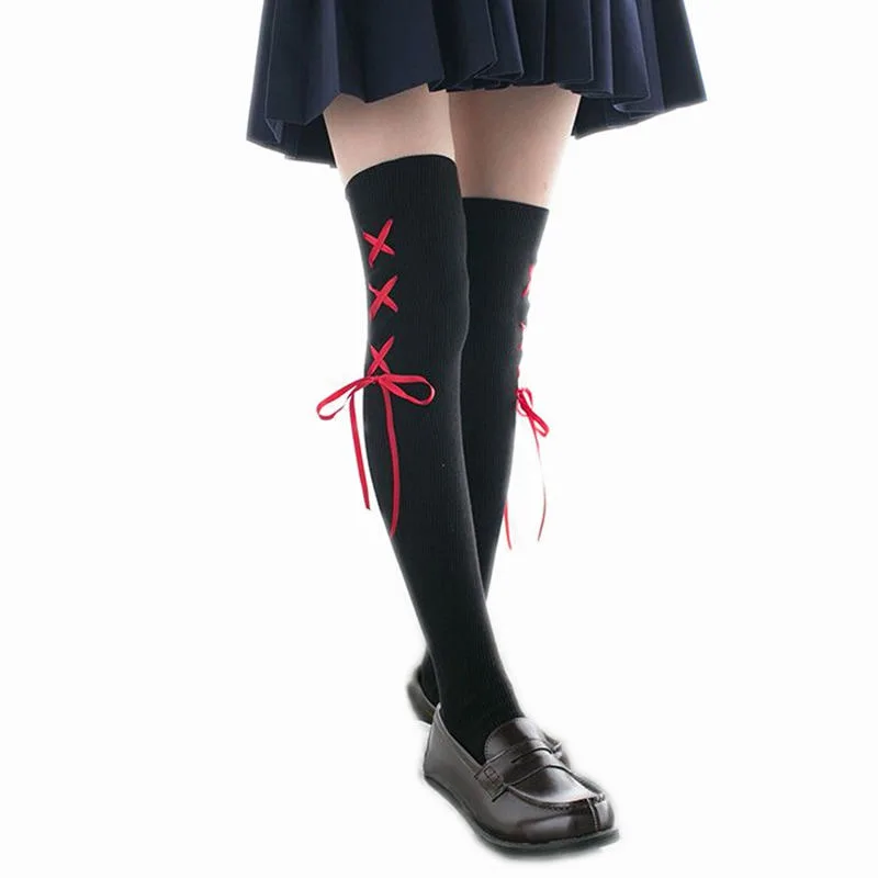 Anime kobiety Lolita pończochy Cosplay wiosna japońskie legginsy Kawaii dziewczyna skarpety czarny biały ponad kolano Stocking krzyż wstążka