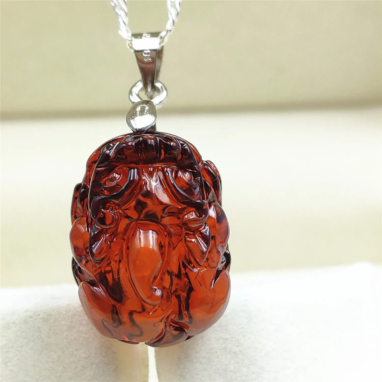 Naturalny krwisty bursztyn Pi Xiu Rzeźbiony naszyjnik Czerwony bursztyn Wisiorek Kamień szlachetny 18x14x11mm Kobiety Mężczyźni Kryształowy czerwony bursztyn AAAAA
