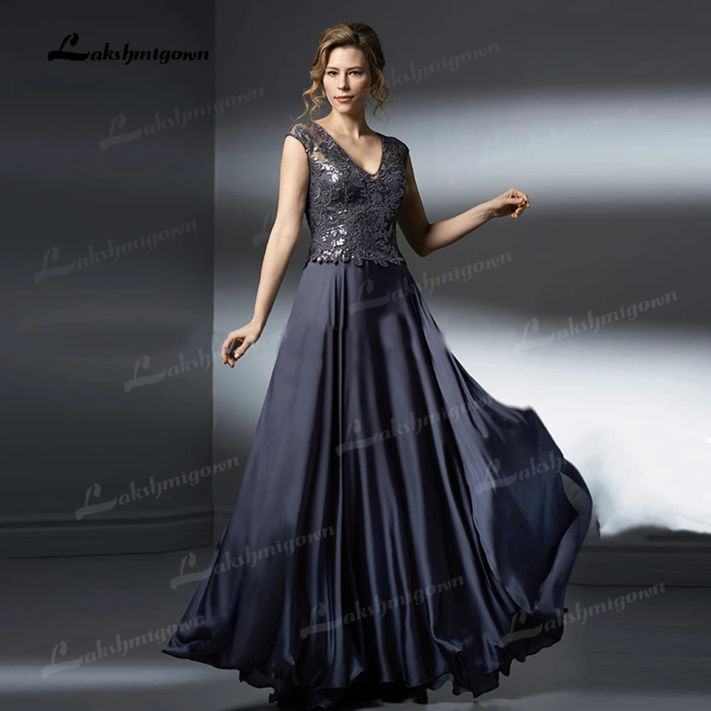 

2021 Gorgeous Dark Navy Lace Mother of the Bride Dresses Long Cap Sleeves V Neckline Wedding Guest Gowns Illusion Back