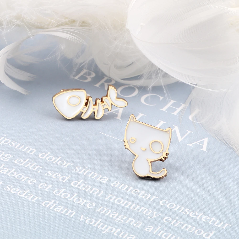 1/2Pcs Cartoon Small Cat Enamel Brooches Funny White Fish Bone Badges Pins Jacket Lapel Jewelry Ornaments Gifts For Kids Friends