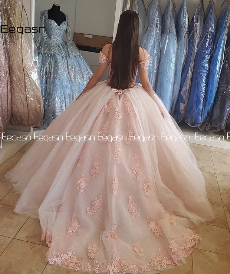 Puffy Sweet 16 Vestidos de baile con hombros descubiertos Vestido de quinceañera de tul rosa claro con cuentas de cristal Vestido de fiesta personalizado 15 16