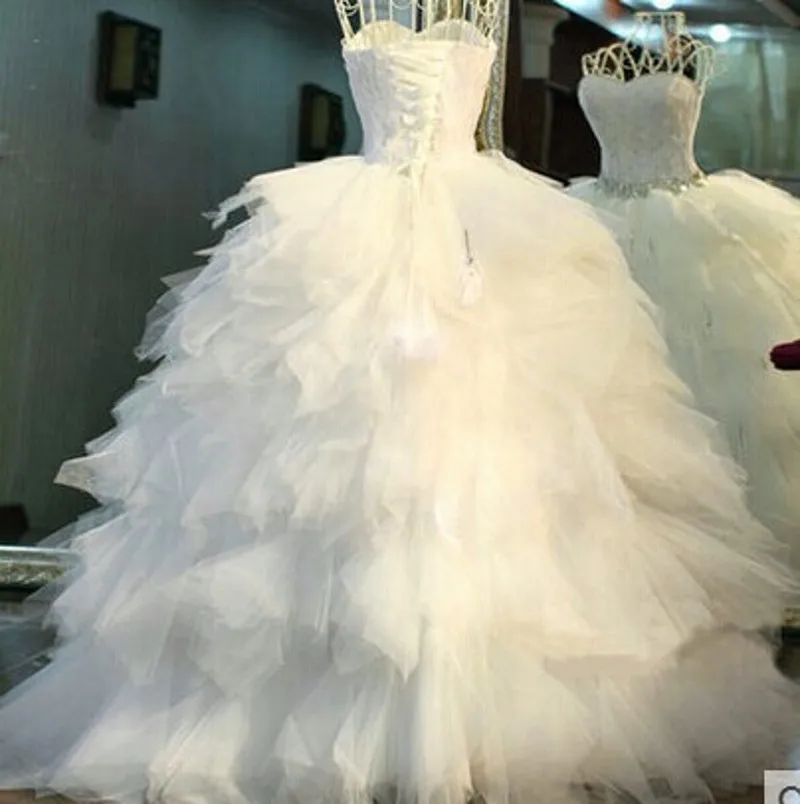 Nova qualidade de penas frente curto para trás vestidos de noiva trem baixo-alto tubo superior cristal cinto marfim noiva vestidos de casamento sob medida