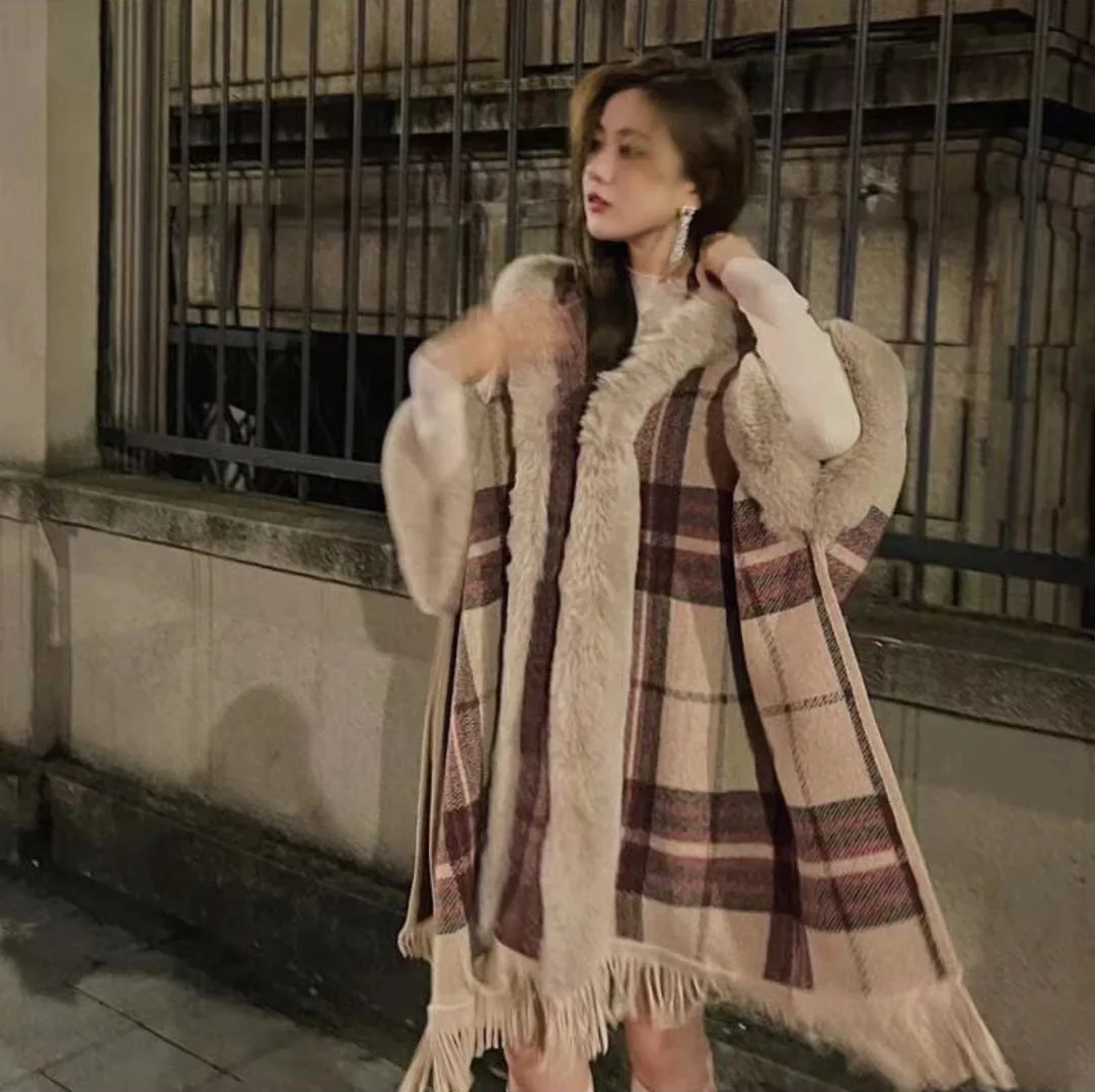 

Scotland Plaid Cardigan Long Cloak Big Pendulum Loose Coat With Hat Women Big Fur Collar Outstreet Wear Winter Thick Poncho Cape