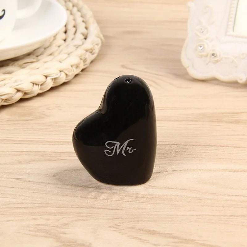 1 SET X Mr.& Mrs.Heart Ceramic Salt&Pepper Shakers White and Black Wedding Seasoning Pot Kitchen Party Souvenir