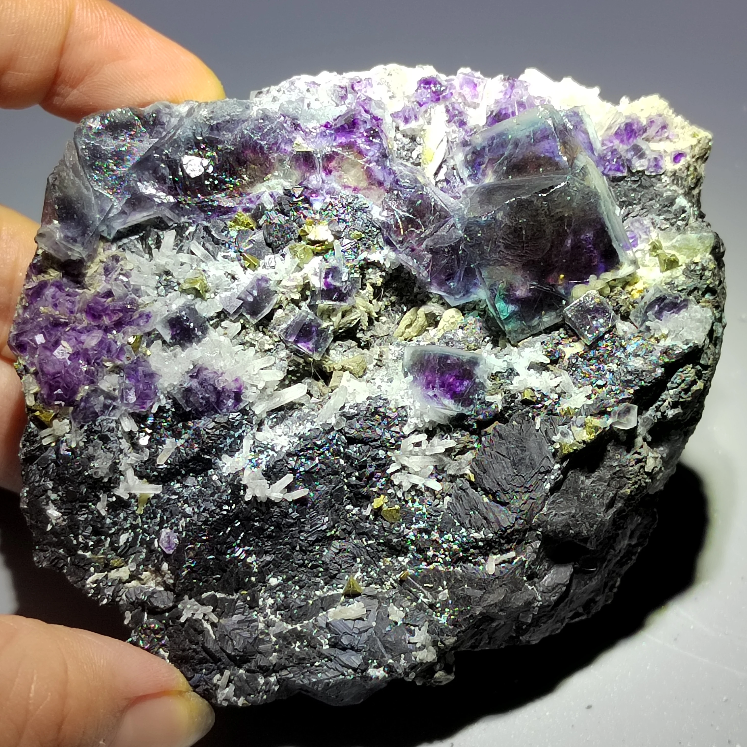 

85.7gNatural purple fluorite and brass, wolframite, crystal mineral specimens, healing energy, home decoration