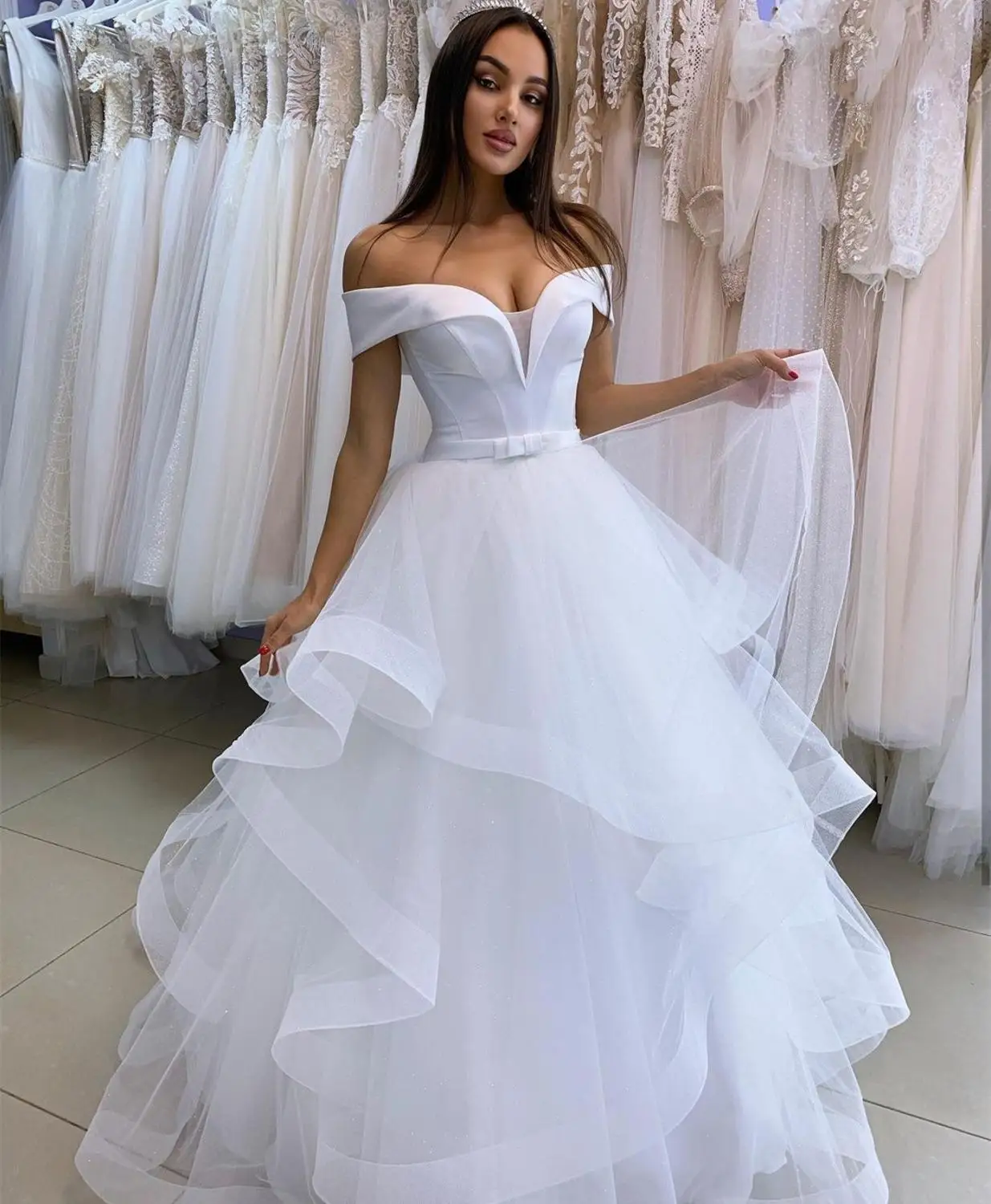 Vestido de novia de corte en A, hombros descubiertos, fajas de lazo escalonadas, tul hasta el suelo, tren Formal, vestidos de novia hechos a medida