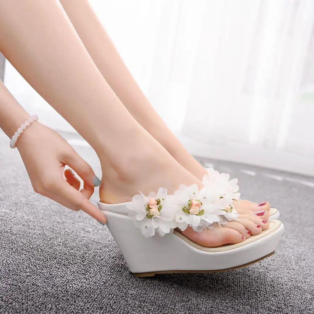 

Crystal Queen Women Slippers Summer White Color Lace Flower Style Beaches Flip Flops Platform Sandals Open-toed Casual Shoes