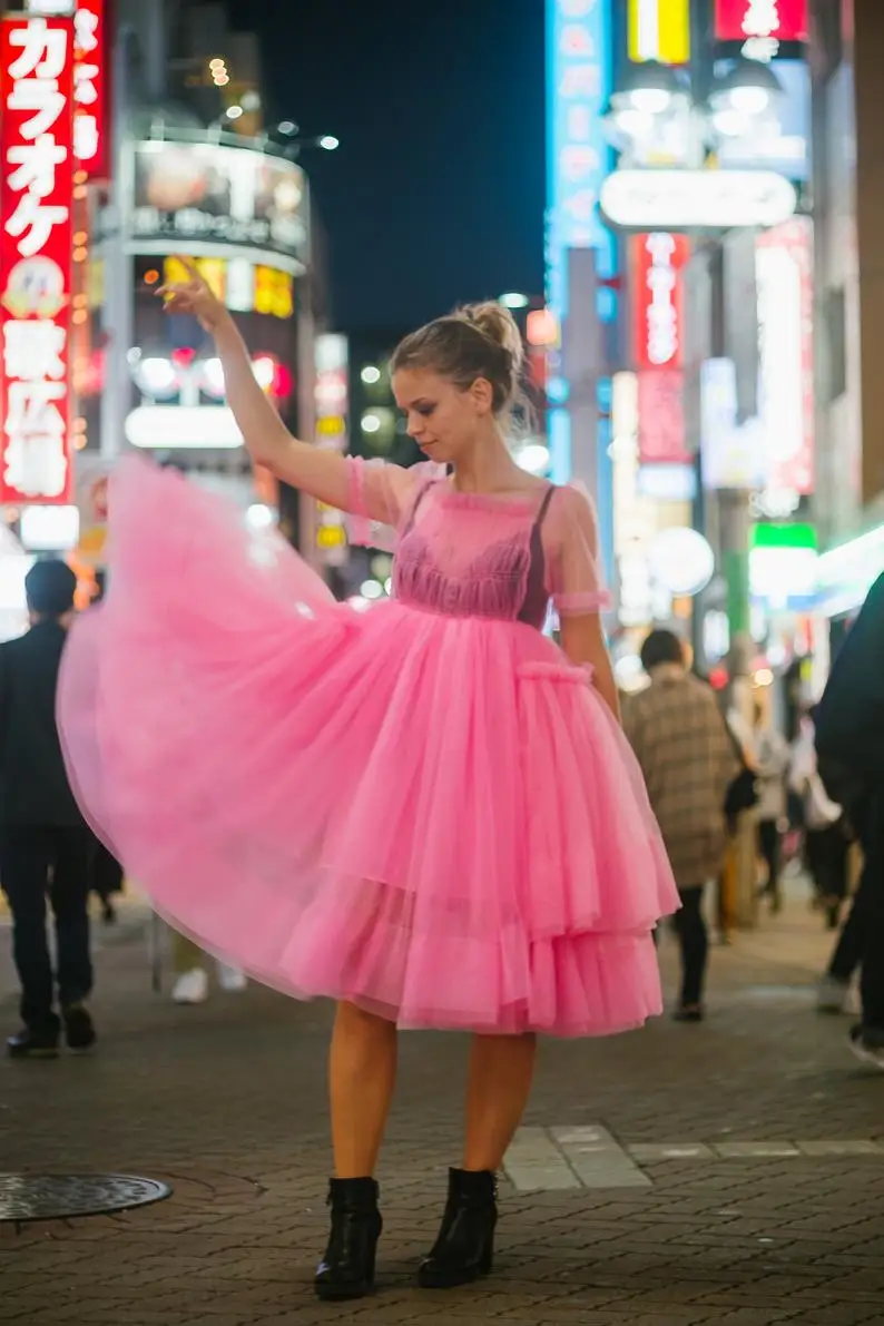 Chique vestido de tule rosa plissados em camadas tule vestidos quadrado midi comprimento vestido da menina ver através da luva feito sob encomenda