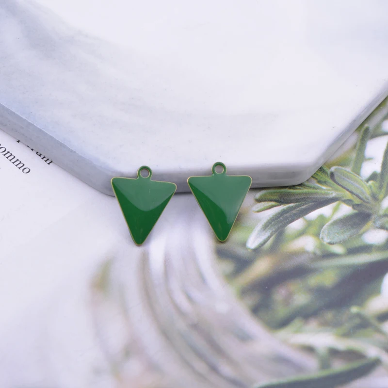 30 Stück 14*12mm Hochwertige Kupfer-Emaille-Dreiecksanhänger Beidseitig Beschichtet für DIY-Schmuckherstellung Armbandherstellung Ohne Verblassen – Detail 9