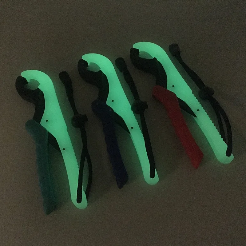 Floating fish controller,  21cm fluorescent fish clip,  The jaws of a fish.  Plastic fish lip with lost rope,  Fishing tools