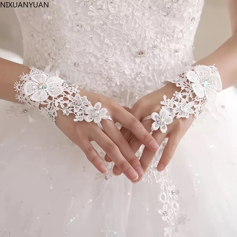 New Arrival White Ivory Bride Gloves Lace Appliques Beaded Cheap Lace Gloves Sexy Wedding Accessories Novia Bridal Gloves