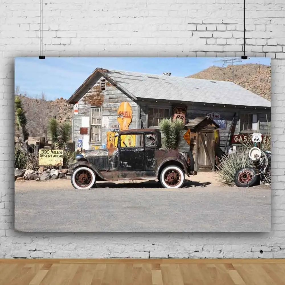 خلفية التصوير الفوتوغرافي لمحطة الوقود ، سيارة الصدأ الرجعية ، منزل خشبي والأعشاب الضارة ، الحجارة الطريق ، خلفية السفر الكشفية ، الطريق السريع 66