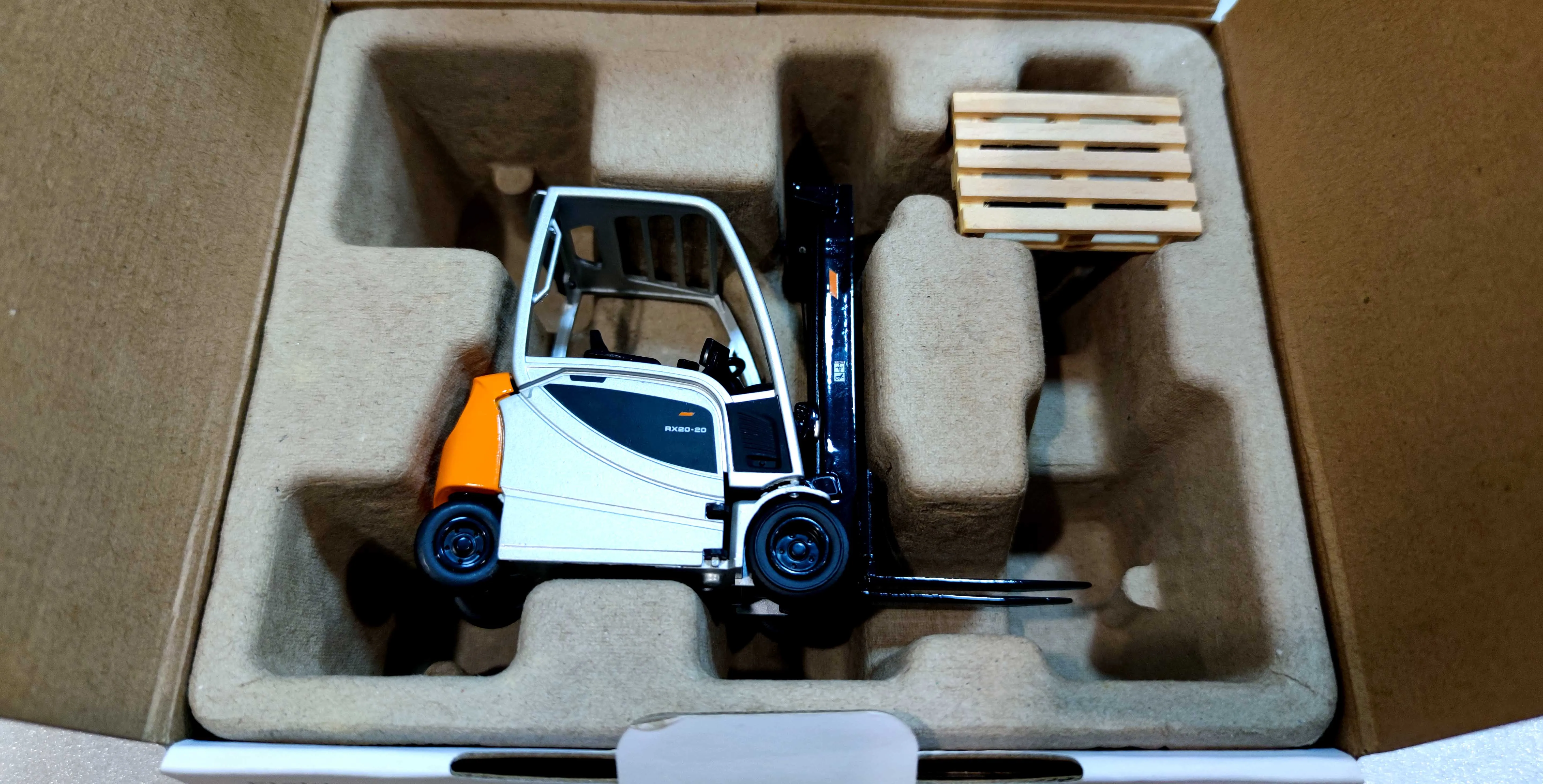 Special 1:25 forklift rx20-20  German alloy forklift truck model With wooden pallet The bottom bin can be opened