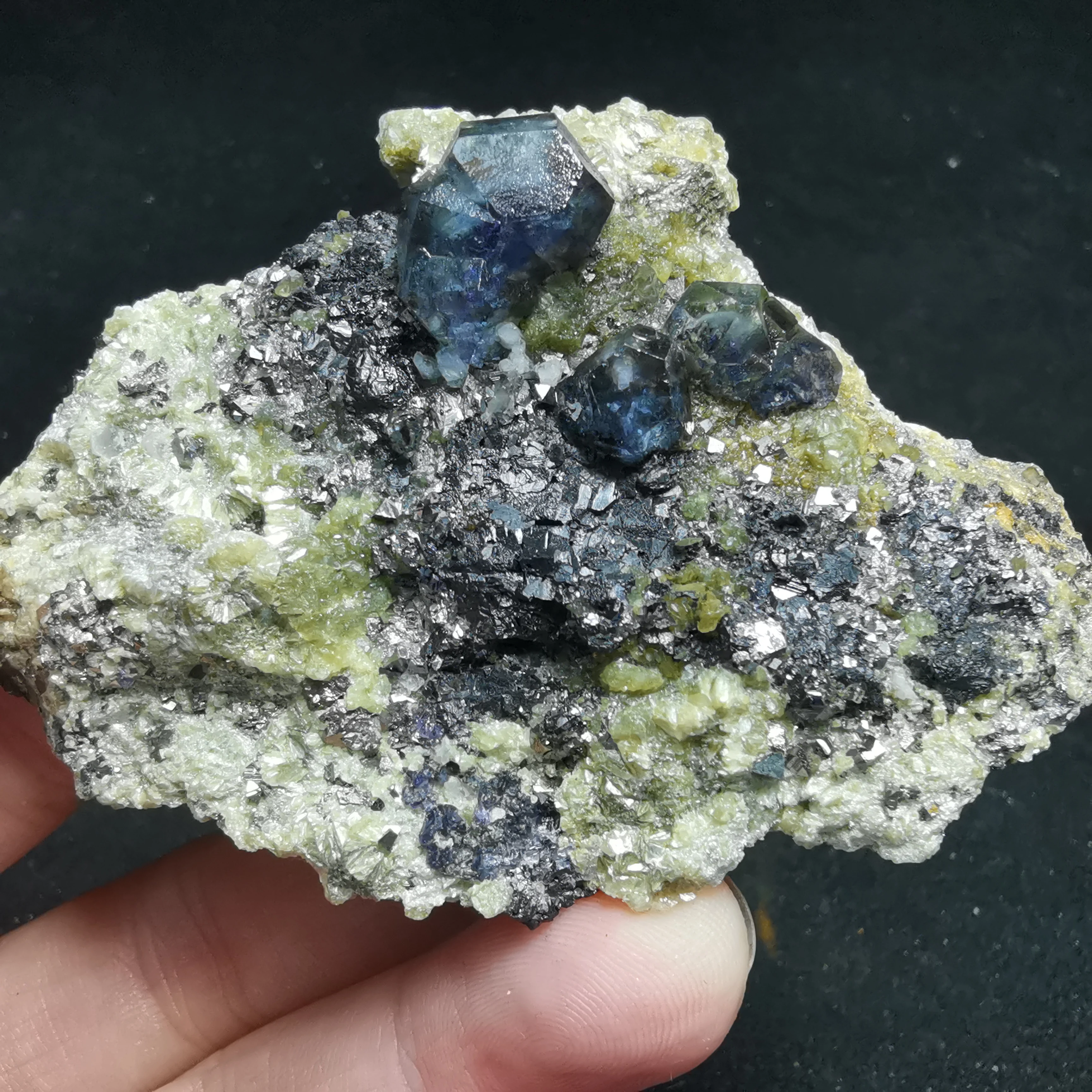 127.2gNatural blue violet fluorite, mica arsenopyrite, wolframite paragenetic mineral specimen CRYSTAL QUARTZ GEM