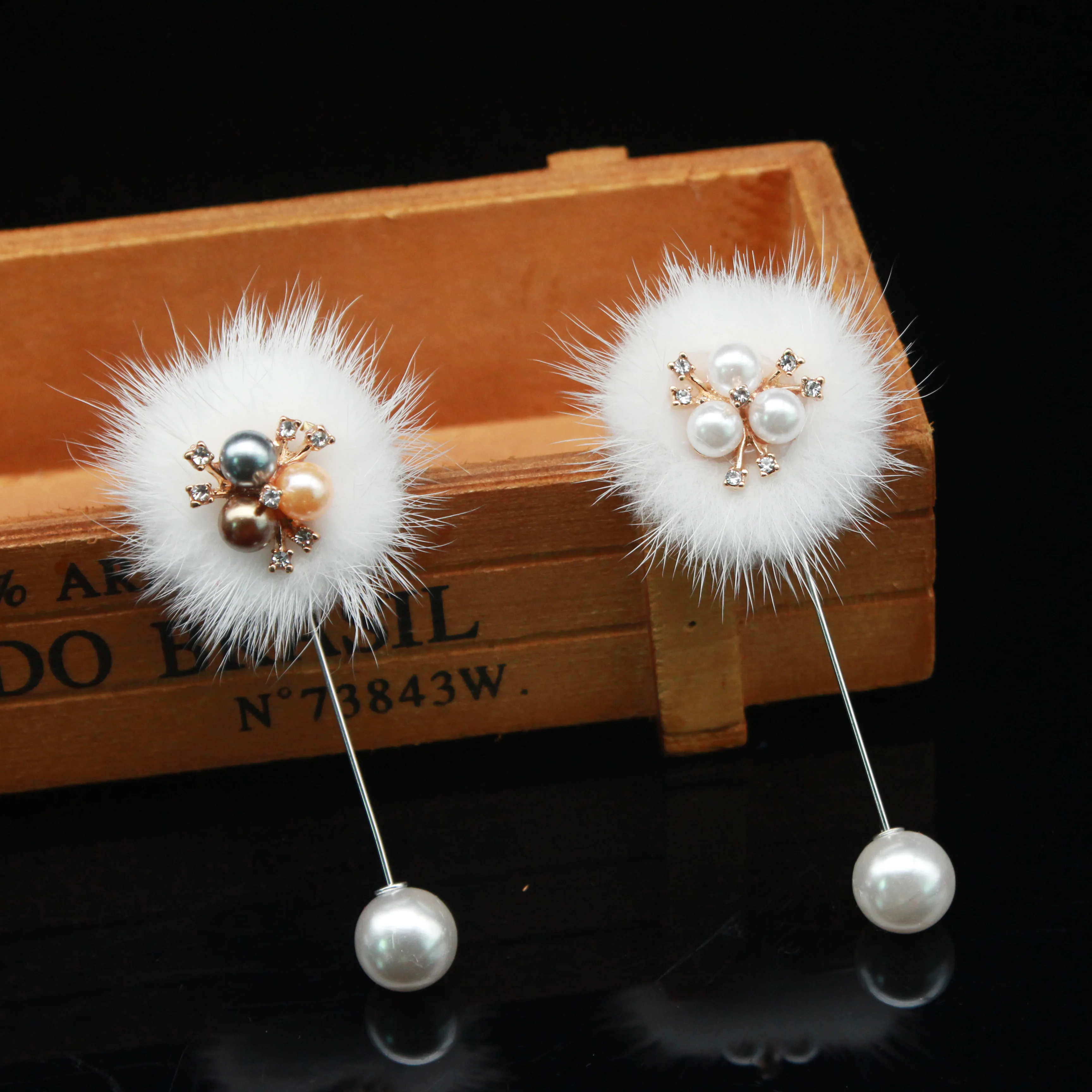 Cute Charm Pearl Brooch Pins For Women Korean Mink Fur Pompom Ball Piercing Lapel pin Brooch Collar Jewelry Gifts