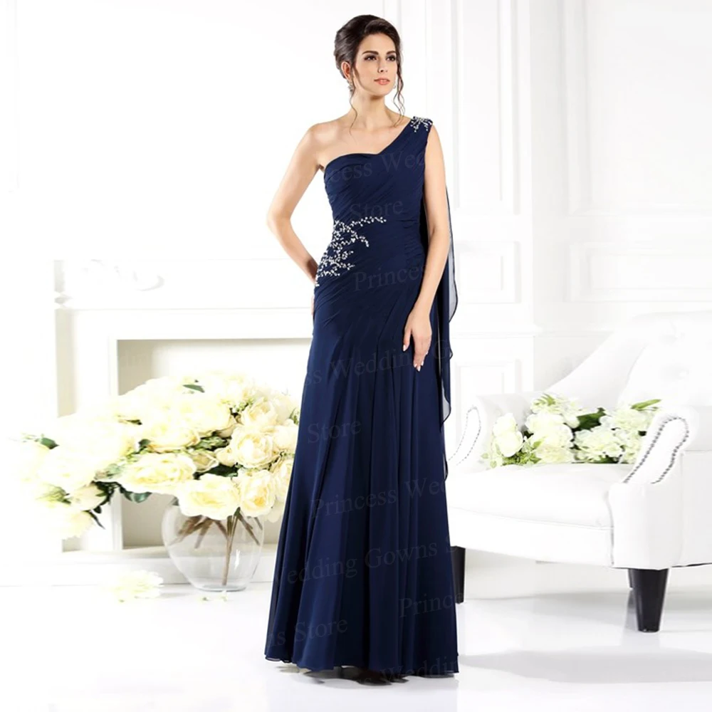 Abito da madre della sposa in chiffon lungo fino al pavimento personalizzato con una spalla e una linea di strascico elegante abito da sera da sposa per