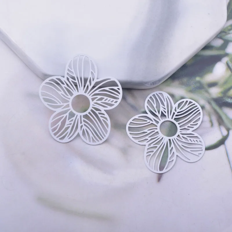 50 Stück AB6540 31*28mm bemalte Blumenanhänger DIY Schmuck Ohrring Zubehör – Detail 4