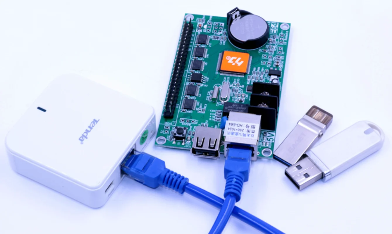 Async-tarjeta de control de color simple y dual, controlador Huidu E62 E63 E64 para tablero de mensajes de publicidad LED de Moscú