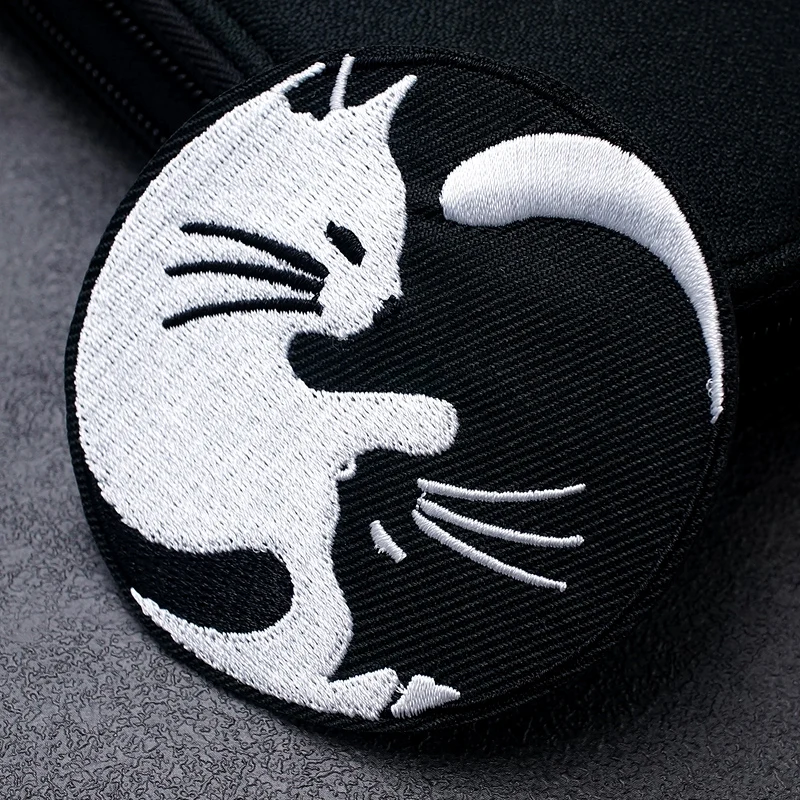 Black White Cat Size:7.5x7.6cm Cloth Patch Embroidered Applique Sewing Clothes Apparel Accessories Badges Circular