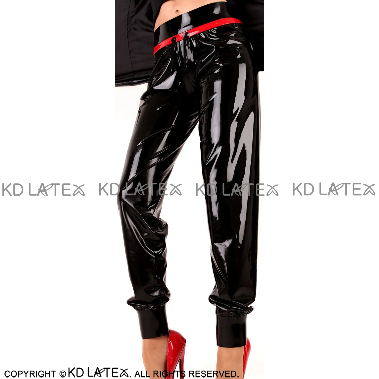 สีดำเซ็กซี่ Latex กางเกง Lacing ด้านหน้าสีแดง Trims ยางกางเกงกางเกง CK-0073