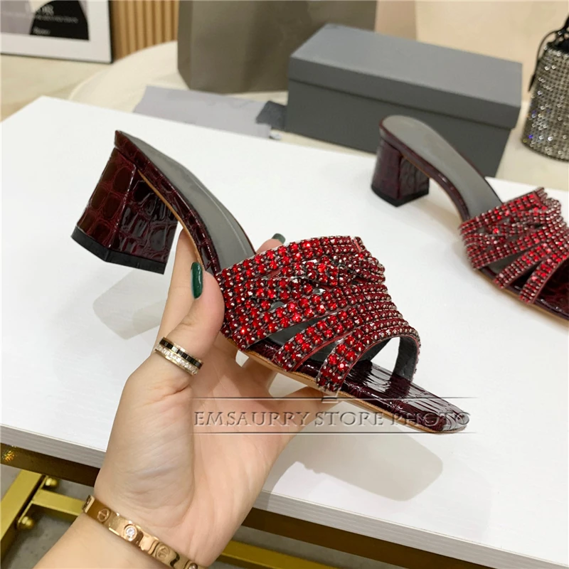 Luksusowe Rhinestone Fretwork sandały damskie letnie kwadratowe z wystającym palcem prawdziwe skórzane kopyto pięty Slingbacks Party Shoes Woman