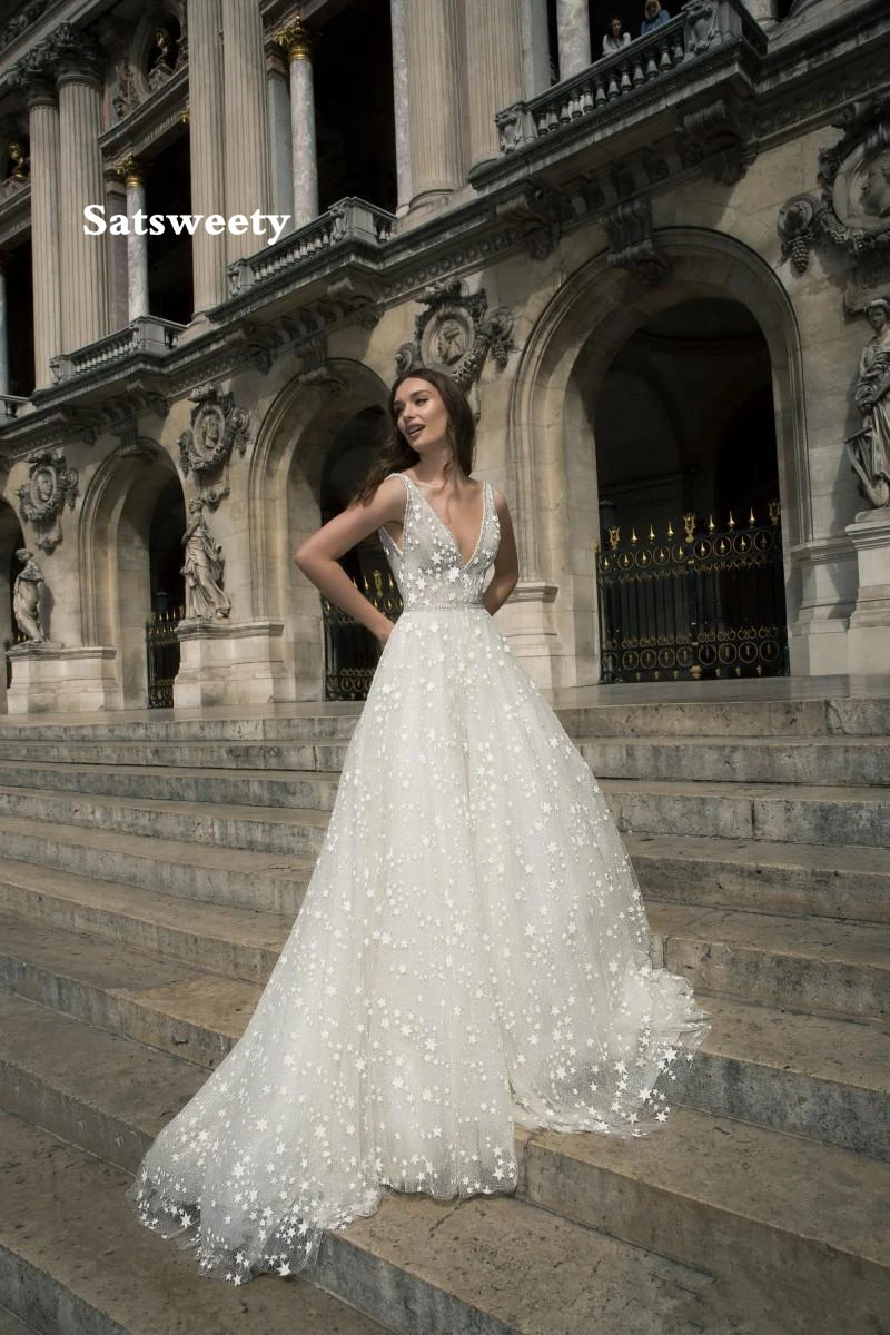 

Satsweety A Line Boho Wedding Dresses V Neck Backless Tulle with Star Beach Wedding Gown Sweep Train Bridal Dress robe de mariee