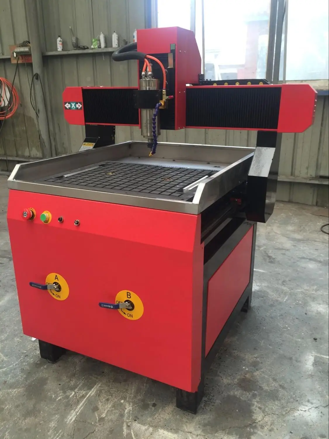 Отличная яркость с резервуаром для воды/600*900 мм небольшой корпус cnc металлический маршрутизатор с водяным охлаждением шпинделя
