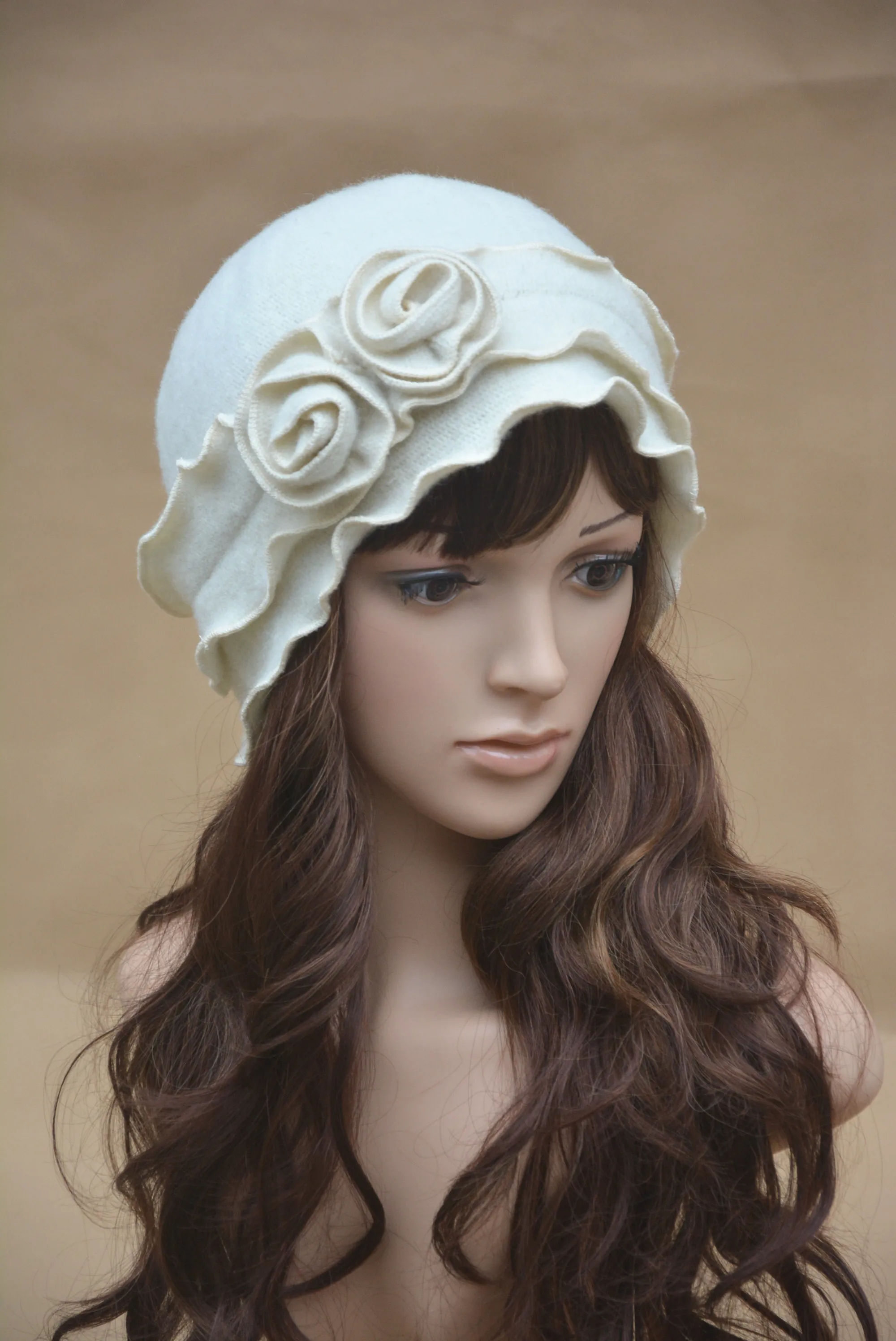 Lawliet Wintermütze, Damen-Beret, 1920er-Jahre, GATSBY-Stil, einfarbig, mit zwei Blumen, Wollmütze für Damen, Damen-Haube, gehäkelte Mütze, A285. – Detail 4