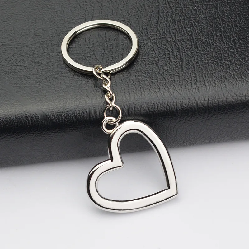 Simple Metal Hollow Love Heart Keychain Fashion Pendant Key Holder Cute Car Keyring for Women Valentines Day Souvenir Lover Gift