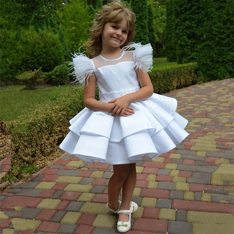 Elegante branco na altura do joelho curto vestidos da menina flor para pérolas de penas de casamento bebê crianças em camadas cetim saia festa aniversário vestidos